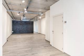 In het hart van de levendige winkelstraat van Bornem bevindt zich dit recent opgetrokken handelspand, ideaal gelegen op een locatie met veel passage en zichtbaarheid. Met een oppervlakte van ongeveer 116m² biedt het pand een mooie open ruimte die flexibel in te richten is voor diverse handelsactiviteiten. Daarnaast beschikt het over een kitchenette, een net sanitair gedeelte en een aangenaam terras aan de achterzijde – perfect voor wie klanten of personeel een extra comfortabele omgeving wil aanbieden. En heb je nog nood aan wat extra opbergruimte, dan biedt de kelderberging nog een oplossing. Opgeruimd staat netjes.<br />Parkeren kan eventueel achteraan het gebouw wat uitzonderlijk is in deze centrale locatie. Dankzij de recente bouw en kwalitatieve afwerking is het pand instapklaar en biedt het een uitstekende opportuniteit voor ondernemers of investeerders die op zoek zijn naar een commercieel pand in een dynamische omgeving. Nog een belangrijk weetje, de gemeenschappelijke last bedraagt ca.133 euro per maand of 400 euro per kwartaal.