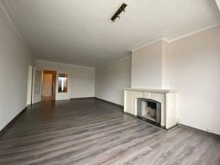 Magnifique appartement de 3 chambres à louer au 3e étage. Le salon lumineux offre une vue imprenable sur le port de plaisance. La cuisine est entièrement équipée avec une hotte aspirante, une plaque de cuisson électrique et un four, et dispose de nombreux espaces de rangement et placards. La salle de bains est équipée d'une douche et de toilettes.<br /><br />L'appartement dispose de terrasses à l'avant et à l'arrière et est équipé d'un ascenseur. Pour plus de commodité, un local à vélos commun est disponible dans le bâtiment. Grâce à sa situation centrale, vous vous trouvez à proximité des commerces et des transports en commun.<br /><br />Le loyer est de 1050 € par mois, avec des frais forfaitaires supplémentaires de 100 € par mois pour les parties communes et une avance de 60 € par mois pour l'eau et le chauffage. L'appartement est disponible immédiatement.