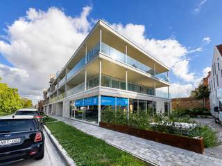 Aan de rand van het historische stadscentrum van Brugge bevindt zich Residentie “De Gendarmerie”, een exclusief nieuwbouwproject op een unieke en gegeerde locatie aan het water.<br />In het volledig nieuwbouwgedeelte aan de Vaartstraat bevindt zich dit ruime en kwalitatief afgewerkte appartement, waar hedendaags comfort en stijlvolle architectuur harmonieus samenkomen.<br /><br />Het appartement omvat een inkomhal met gastentoilet en vestiaire, twee volwaardige slaapkamers, een badkamer en twee praktische bergingen. De ruime en lichtrijke leefruimte met open keuken vormt het centrale hart van de woning en biedt rechtstreeks toegang tot het uitzonderlijk ruime terras van 62,68 m². Hier geniet u in alle rust van de aangename buitenruimte en het zicht op het water.<br /><br />Ook op het vlak van parkeren biedt de residentie optimaal comfort. Het ondergrondse parkeercomplex is bereikbaar via een autolift. Bij het appartement hoort een private kelderberging, inbegrepen in de verkoopprijs. Een ondergrondse parkeerplaats is beschikbaar voor € 35.000.<br /><br />De ligging combineert de charme van het historische Brugge met het gemak van een uitstekende bereikbaarheid. Tal van winkels, horecazaken en andere voorzieningen bevinden zich op wandelafstand, terwijl ook het groen vlakbij is. Zo ligt Park ter Poele op slechts enkele minuten.<br /><br />Een unieke woonkans voor wie op zoek is naar ruimte, comfort en hoogwaardige nieuwbouw op een bijzondere locatie aan het water, vlak bij het historische centrum van Brugge.