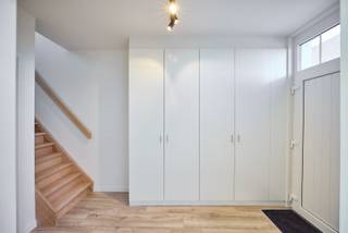 Deze woning onderging een volledige metamorfose en werd omgevormd tot een prachtige hedendaagse gezinswoning, waar energiezuinig comfort, licht en openheid centraal staan.<br />Kortom: bent u op zoek naar een instapklare thuis? Dan bent u hier aan het juiste adres.<br /><br />Dit pareltje werd volledig geschilderd en is reeds voorzien van verlichtingsarmaturen. Ook op technisch vlak werd kosten noch moeite gespaard: domotica en highspeed internet in elke ruimte zorgen voor hedendaags wooncomfort.<br /><br />Indeling op het gelijkvloers als volgt:<br />- Ruime inkomhal met ingemaakte kast voor alle technieken<br />- Dubbele deur naar de lichtrijke leefruimte<br />- Open, volledig ingerichte keuken met eiland en alle toestellen<br />(oven, keramische kookplaat, dampkap, koelkast, vaatwasmachine en dubbele spoelbak)<br />- Berging/wasruimte<br />- Gastentoilet<br /><br />Eerste verdieping:<br />- Twee volwaardige slaapkamers<br />- Ingerichte badkamer met douche, lavabo in meubel en toilet<br /><br />Tweede verdieping:<br />- Derde slaapkamer<br />- Tweede badkamer met douche, lavabo en toilet<br /><br />Buiten geniet u van een ruim terras en een mooi aangelegde tuin met gras en beukenhaag, waar u een prachtig open uitzicht hebt over de achterliggende velden. Dankzij de zuidoostelijke oriëntatie is het hier heerlijk vertoeven.<br /><br />Extra troeven:<br />- Centrale verwarming op aardgas<br />- Vloerverwarming op het gelijkvloers<br />- Conforme elektriciteit<br />- Airconditioning (warm/koud) in alle slaapkamers<br />- Dak- en vloerisolatie<br />- PVC-ramen met hoogrendementsglas<br />- Droge kelder<br />- Afgesloten privatieve doorgang naast de woning met directe toegang tot terras en tuin<br />- Ventilatiesysteem<br />- Regenwaterput aanwezig (nog niet aangesloten)<br />- Moderne afwerking met stijlvolle zwarte en gouden accenten<br /><br />📅 Bezoekdag: 14 februari 2026<br />Reserveer tijdig uw bezoek en ontdek zelf dit fantastisch aanbod!<br /><br />💶 De gepubliceerde prijs is een richtprijs.
