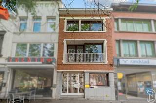 <p>TOPgelegen charmante herenwoning met stadstuin en dubbele garage in het centrum! Deze voormalige dokterswoning biedt een uitzonderlijke kans voor wie op zoek is naar een ruime eigendom met enorm veel potentieel, ideaal voor een combinatie van wonen en werken. Met een bewoonbare oppervlakte van ca. 500 m² op een perceel van 260 m² geniet je hier van karakter, volume en tal van mogelijkheden tot renovatie en herinrichting.<br /><br />INDELING: Gelijkvloers: inkomhal met prachtige authentieke trap, wachtkamer en praktijkruimte, aparte hal, gezellige zithoek met sierhaard, keuken en een extra eet- en zithoek met directe toegang tot het terras en de stadstuin. Achteraan bevindt zich een ruime dubbele garage met kelder en een extra verdieping, toegankelijk via een achterliggende straat. Verdiepingen: bureauruimte, meerdere volwaardige slaapkamers, badkamer en verschillende zolderruimtes met uitbreidingsmogelijkheden.<br /><br />Voor wie is dit pand ideaal?<br />♦ Voor wie wonen en werken wil combineren op een centrale ligging.<br />♦ Voor renovatieprojecten met karakter en veel ruimte.<br />♦ Voor investeerders of grote gezinnen die op zoek zijn naar volume en potentieel.<br /><br />Extra troeven: dubbele garage, stadstuin (ca. 40 m²), terras, kelder en inrichtbare zolderruimtes.<br /><br />Bezoek na afspraak met Immo Beguin: info@immobeguin.be</p>