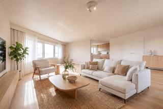Dit zeer ruim en lichtrijk hoekappartement is gelegen op de derde verdieping (zonder lift) omgeven door mooie raampartijen. Bestaande uit: inkomhal met gastentoilet, aangename en zeer ruime leefruimte met vernieuwde keuken, berging. Nachthal welke toegang verschaft tot 3 ruime slaapkamers, betegelde badkamer met ligbad en lavabo. De renovatie van het appartement is momenteel aan de gang en zal binnen enkele weken klaar zijn (nieuwe ramen geplaatst, nieuwe keuken, isolatie, vloeren, elektriciteit,...). Modelappartement kan bezocht worden. Parkeerplaats op parking voor het gebouw of in de straat. EPC label E is van voor de renovatie. Nu worden er nieuwe ramen en isolatie geplaatst, dus score is niet relevant.