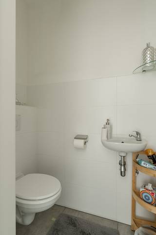 In de rustige en gegeerde Kapelstraat te Lindhoeven (Pelt) bevindt zich deze moderne halfopen bebouwing van bouwjaar 2013. Een ideale gezinswoning die comfort, licht en energiezuinig wonen mooi combineert.<br /><br />Indeling – Gelijkvloers<br /><br />Via de inkomhal met apart gastentoilet kom je in de lichtrijke woonkamer met halfopen keuken. De leefruimte sluit mooi aan op de tuin en biedt een aangenaam open gevoel. Aansluitend is er een praktische berging en de trap naar de verdieping.<br /><br />Verdieping<br /><br />De ruime nachthal geeft toegang tot 3 volwaardige slaapkamers, een apart toilet en een volledig uitgeruste badkamer met zowel bad als douche.<br /><br />Tuin<br /><br />De woning beschikt over een volledig omheinde tuin, ideaal voor kinderen en huisdieren, met bovendien een praktisch tuinhuis voor extra opbergruimte.<br /><br />Extra troeven<br /><br />Bouwjaar 2013<br />Energiezuinig: EPC B (165 kWh/m² jaar)<br />Rustige, residentiële ligging<br />Moderne afwerking<br />Ideaal voor gezinnen of jonge koppels<br />Goede bereikbaarheid en nabij voorzieningen<br />Ben je op zoek naar een instapklare, moderne woning in een rustige buurt van Pelt?<br /><br />Dan is deze woning absoluut een bezoek waard.<br /><br />Contacteer ons vandaag nog voor meer info of een bezichtiging.<br /> 