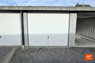 <strong>Kortrijk: Garagebox te koop</strong><br /><br />Te koop: een garagebox gelegen aan de Brugsesteenweg 55, achter een afgesloten automatische poort.<br /><br /><strong>Details</strong><br />- Afmetingen: 2,90 m x 5,39 m<br />- Hoogte: 2,39 m<br />- Bouwjaar: 2014<br />- Geen elektriciteit of wateraansluiting<br />- Voorzien van een manuele kantelpoort<br /><br />De garage is momenteel verhuurd voor €75 per maand. De huurovereenkomst kan te allen tijde beëindigd worden via aangetekende brief, met een opzegtermijn van 3 maanden.<br /><br />Gemeenschappelijke kosten in het jaar 2024: 37€/jaar.<br /><br /><strong>Interesse of meer info?</strong><br />Contacteer Eden op 0470 43 78 21 of mail naar info@minthus.be