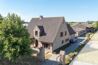 Op een royaal perceel van 2233 m² vindt u deze unieke woning met een bewoonbare oppervlakte van 315 m². De woning is structureel zeer...