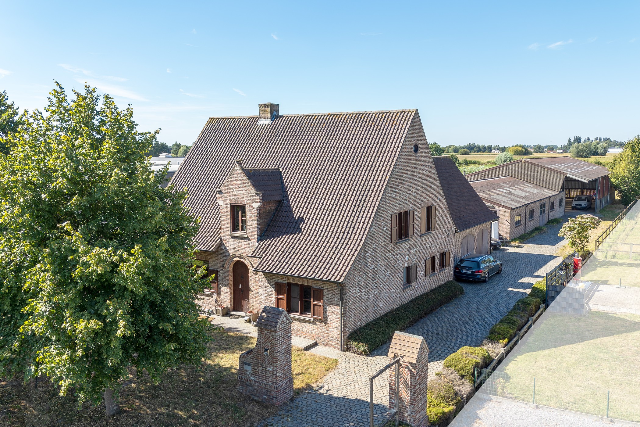 Magazijnen met woning te Evergem! - foto 1