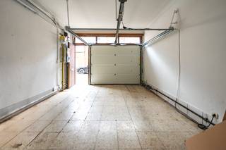 Deze charmante en grotendeels gerenoveerde woning in Burcht biedt een uitstekende opportuniteit voor wie op zoek is naar een instapklare...