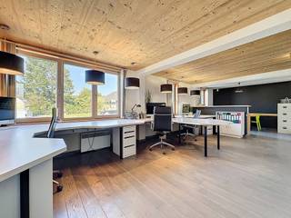 We Invest Malmedy a le plaisir de vous présenter cet espace de bureaux à louer, idéal pour toute activité professionnelle. Situé dans un...