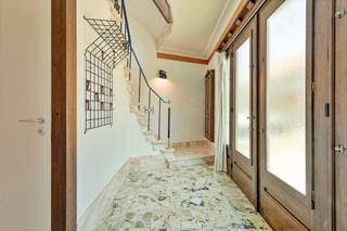 Cette maison authentique se trouve dans une rue très calme, pourtant proche de toutes les commodités. En entrant dans la maison, on trouve un...