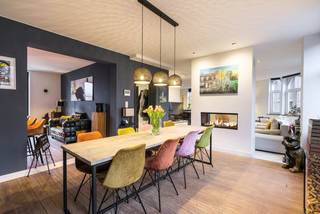 Zeer knap gerenoveerd duplex appartement met 4 slpks van 176 m² en ruim (deels) overdekt terras van 39 m² gelegen op een boogscheut van Hasselt centrum.<br /><br />Indeling:<br />1e Verdieping: Inkomhal met gastentoilet met lavabomeubel, open keuken met kookeiland, aparte wasplaats met aansluitingen wasmachine, wasbak, ... , leefruimte met veel lichtinval en doorkijk gashaard, extra living met aparte hobbykamer/mancave/bar. Ruim terras (deels overdekt) van 39m². <br />2e Verdieping: 4 slaapkamers, apart toilet en badkamer ingericht met dubbel lavabomeubel in corian, inloopdouche met regendouche afgewerkt in keramisch marmer en bad met extra inbouwkasten. <br /><br />Comfort: Dit appartement werd volledig gerenoveerd in 2020 (elektriciteit, leidingen, keuken, vloeren, badkamer, ...).<br />De keuken is ingericht met een oven, microgolf, frigo, aparte diepvries, dampkap (allen van met merk Siemens) en afgewerkt met een keramische tablet in marmer (kras en hitte bestendig). Authentieke houten vloeren. Overal inbouwspots voorzien. Gemeenschappelijke fietsenstalling/afvallokaal aanwezig. <br /><br />Energie: Aluminium en PVC ramen in dubbel glas. CV aardgas + verwarming met Daikin airco (warm + koud). EPC-score: 194kWh/m². Elektriciteit gekeurd en conform. <br /><br />Bewoonbare opp.: 176m² (netto) excl. terras van 39m². <br />Vraagprijs: 449.000 euro. <br />Meer informatie via joris@vastgoedvalkenborgh.be of 0472/74.24.33.<br /><br /> 