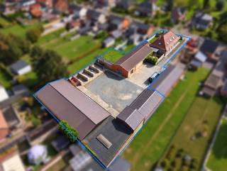 Unieke eigendom met ruime woning en maar liefst 910 m² aan bijgebouwen in Wippelgem!<br /><br />Wonen en werken combineren? Of op zoek naar een ruime gezinswoning met uitzonderlijk veel opslagmogelijkheden? Dan is deze eigendom absoluut een buitenkans!<br /><br />Op een prachtig perceel van maar liefst 2.416 m² bevindt zich deze uitstekend onderhouden open bebouwing (BJ 1991) met een royale bewoonbare oppervlakte van 265 m². Dankzij de rustige, centrale ligging in Wippelgem, vlak bij Gent en de belangrijkste invalswegen, geniet u hier van ruimte, comfort en een uitstekende bereikbaarheid.<br /><br />De instapklare woning beschikt over een ruime leefruimte, nette keuken, afzonderlijk bureau, 5 slaapkamers (waarvan 1 op het gelijkvloers), 2 badkamers (waaronder een recent vernieuwde) en een handige opbergzolder.<br /><br />De absolute blikvanger? De indrukwekkende bijgebouwen! Een multifunctionele winkelruimte van 320 m², een ruime loods van 450 m² met mogelijkheden voor burelen en een overdekte stalling van 140 m². Samen goed voor maar liefst 910 m² aan extra ruimte! Ideaal voor zelfstandigen, ondernemers of wie nood heeft aan bijzonder veel stockage.<br /><br />Troeven:<br /><br />🔷 Open bebouwing met 265 m² bewoonbare oppervlakte<br /><br />🔷 Volwaardig perceel van maar liefst 2.416 m²<br /><br />🔷 Rustige ligging met vlotte verbinding naar Gent<br /><br />🔷 5 slaapkamers, 2 badkamers en afzonderlijk bureau<br /><br />🔷 Winkelruimte van 320 m² + loods van 450 m²<br /><br />🔷 Overdekte stalling van 140 m²<br /><br />🔷 Uitstekend onderhouden met recent vernieuwde daken van de bijgebouwen<br /><br />🔷 EPC-label C (226 kWh/m² jaar) – geen renovatieplicht!<br /><br />🔷 Elektriciteit conform gekeurd en asbestveilig<br /><br />🔷 Volledig aangelegde oprit en tal van gebruiksmogelijkheden<br /><br />Een zeldzame opportuniteit waar wonen, ruimte en professionele mogelijkheden perfect samenkomen! Ontdek zelf het enorme potentieel van deze bijzondere eigendom tijdens een bezoek.
