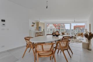 Dit instapklaar appartement met 3 slaapkamers is gelegen in de nieuwbouwresidentie Hélène-Charlotte , centraal tussen Nieuwpoort-Bad -en Stad.Geniet...