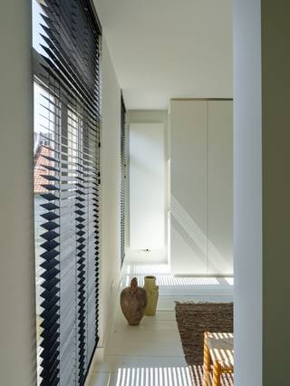 <strong>Karaktervol 2-slaapkamer appartement op een toplocatie in het historisch centrum.</strong><br /><br />Bent u op zoek naar een lichtrijk appartement waar authenticiteit en hedendaagse architectuur naadloos samenkomen?<br /><br />In <strong>het hart van Gent</strong> bevindt zich dit bijzondere 2-slaapkamer appartement, ontworpen door ‘Vers Interieur’. Vanuit de leefruimte geniet u van <strong>een prachtig uitzicht op de twee torens</strong>. Hier woont u<strong> op wandelafstand van alles wat Gent zo aantrekkelijk maakt</strong>; winkels, gezellige cafés, restaurants en culturele hotspots.<br /><br />Met <strong>een bruikbare vloeroppervlakte van 180 m² </strong>onderscheidt dit duplex appartement zich door zijn <strong>royale ruimtes, hoogwaardige afwerking door ‘De Coene’ en oog voor detail</strong>. Authentieke elementen zoals brede houten planken en houten buitenschrijnwerk worden harmonieus gecombineerd met materialen zoals natuursteen.<br /><br />Het appartement maakt deel uit van <strong>een kleinschalige residentie zonder syndicus, wat zorgt voor lage vaste kosten en een eenvoudig beheer</strong>.<br /><br /><strong>Kortom, een perfecte mix van ruimte, karakter en kwaliteit, midden in het bruisende stadscentrum.</strong><br /><br />Aandeel kosten basisakte en opmeting zijn ten laste van de koper. Er is geen lift voorzien in het gebouw. <br />Mogelijkheid tot aankoop van twee ruime ondergrondse kelderbergingen. 