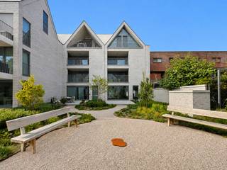 <p>Dit instapklare gelijkvloerse appartement maakt deel uit van de stijlvolle nieuwbouwresidentie Kaai 30, gelegen op een rustige en bijzonder centrale locatie aan de rand van Brugge. Vanuit de residentie geniet u van een aangenaam omgeving langs het water en bevindt u zich tegelijk op korte afstand van het historische stadscentrum.<br /><br />De ligging combineert het beste van twee werelden: rustig wonen, voldoende weg van de toeristische drukte, maar met alle voorzieningen binnen handbereik. Scholen, winkels en openbaar vervoer bevinden zich op wandelafstand. Ook de Grote Markt en ’t Zand zijn vlot bereikbaar. In de nabije omgeving vindt u bovendien meerdere supermarkten, diverse loop- en fietsroutes en een fitness en zwembad op minder dan 1 km van de residentie.<br /><br />Het appartement wordt volledig afgewerkt met kwalitatieve materialen.<br /><br />De indeling omvat een aangename leefruimte met open keuken, uitgerust met alle hedendaags comfort, en een praktische technische berging. Vanuit de leefruimte heeft u rechtstreeks toegang tot het privatieve terras, dat aansluit op de mooi aangelegde, gemeenschappelijke binnentuin en een aangename plek vormt om tot rust te komen. Via het grote raam aan de keuken geniet u van een prachtig zicht op het water. Verder beschikt het appartement over een apart toilet, een badkamer met inloopdouche en dubbele lavabo en twee volwaardige slaapkamers waarvan een slaapkamer toegang biedt tot het terras. <br /><br />Als bijkomende troef beschikt de residentie over een ondergrondse parkeergarage, te bereiken via een autolift. Bij het appartement dient een ondergrondse autostaanplaats te worden aangekocht, wat zorgt voor extra comfort en parkeergemak.<br /><br />Een uitstekende keuze voor wie op zoek is naar een kwalitatief, instapklaar appartement op een rustige en centrale locatie in Brugge.<br /><br />Voor verdere informatie of vrijblijvend bezoek contacteer Jana op 0498 10 98 98 of mail naar jana@immax.be.</p>
