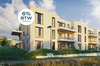 Dit drieslaapkamer appartement van 107 m² op het eerste verdiep beschikt over een inkomhal, een lichtrijke eet- en leefruimte met open keuken voorzien van een keukeneiland, een praktische berging, een afzonderlijk toilet, drie slaapkamers, een badkamer uitgerust met een dubbele wastafel en een douche. Daarnaast heeft het appartement ook een zuidwestelijk georiënteerd terras van 17 m².<br /><br />Kruishove onderscheidt zich naast haar centrale ligging en hoogstaande architectuur, door haar erg lage energieverbruik en duurzaam karakter, volledig vrij van fossiele brandstoffen. Zo voorziet men een combinatie van vloerverwarming met geothermische warmtepompen, fotovoltaïsche panelen en een sterke akoestische en thermische isolatie. Dankzij de grote raampartijen en hoge plafonds, bieden de appartementen een open gevoel en een glasheldere verbinding met de collectieve binnentuin en groendaken.<br /><br />Tot slot worden er voldoende autostaanplaatsen en kelderbergingen voorzien alsook een collectieve fietsenberging, dit voor een optimaal comfort van alle bewoners. <br /><br />Verlaagd BTW-tarief van 6% mogelijk op de volledige constructiewaarde, nu ook voor investeerders mits min. 15 jaar verhuur.<br /><br />Op zoek naar een comfortabel leefappartement met een gunstige ligging in het centrum van Kruisem? Een persoonlijke, vrijblijvende afspraak kan via guillian@landbergh.be of 09 278 78 79.