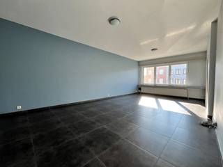 Zeer gunstig gelegen appartement op de 1e verdieping van een kleinschalig gebouw zonder lift. Indeling: een ruime inkomhal met apart toilet, een lichtrijke woon- en eetkamer 32m² op tegel, een aparte keuken ingericht met een een elektrisch kookvuur, een dampkap, een koelkast en diverse opbergkasten. Vanuit de inkomhal heeft u toegang tot de 2 achtergelegen slaapkamers (9m² en 13m²), een comfortabele badkamer die voorzien is van een ligbad met douchegordijn, een wandmeubel met lavabo. Verder is er een wasplaats met aansluiting voor uw wasmachine/droogkast. Vanuit de grootste slaapkamer heeft u toegang tot het terras. Mits meerprijs is er een privatieve garagebox te koop in het bijgebouw op het gelijkvloers. Dit appartement is ideaal gelegen, zeer rustig en toch centraal, op slechts een steenworp van winkels, openbaar vervoer en andere belangrijke voorzieningen. Een perfecte keuze voor wie op zoek is naar een comfortabele woonst met een centrale ligging.