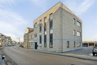 Vraag uw bezoek aan via info@optimusvastgoed.be!  TE HUUR: Nieuwbouw gelijkvloers appartement met 3 slaapkamers te Wellen! Dit appartement is gelegen...