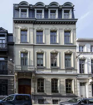 Ruim twee slaapkamer appartement in stijlvol gerenoveerde herenwoning!Een indrukwekkende, marmeren inkomhal leidt ons via een wenteltrap en/of lift...