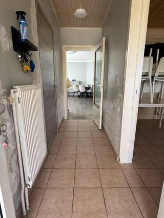 Bent u op zoek naar een karaktervolle woning met veel ruimte en een grote tuin? Dan is deze gezinswoning aan de Spoorwegstraat 97 zeker een bezoek waard.<br /><br />De woning beschikt over een ruime leefruimte, een geïnstalleerde keuken, 4 slaapkamers en 2 badkamers. <br />Er is een zonnige tuin, een overdekt terras, een oprit met parkeergelegenheid en een ruim bijgebouw/garage dat perfect dienst kan doen als opslag, werkplaats of hobbyruimte.<br /><br /><u><strong>Indeling:</strong></u><br />- Inkomhal<br />- Ruime leefruimte<br />- Keuken<br />- 2 badkamers<br />- 4 slaapkamers<br />- Kelder<br />- Garage/bijgebouw<br />- Ruime tuin<br />- Oprit met parkeergelegenheid<br /><br /><u><strong>Details:</strong></u><br />- Rustige ligging<br />- EPC 383 kWh/m² - D-label (Geen renovatieverplichting)<br />- 170 m² woonoppervlakte<br />- Pvc ramen, dubbele beglazing <br />- Verwarming op stookolie<br />- Ruime tuin met terras en moestuin<br />- Garage met poort en extra bergruimte<br /><br /> Beschikbaarheid te bespreken.