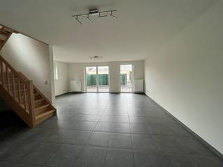 Instapklare stadswoning met 3 slaapkamers, garage en tuintje. ALGEMEEN- Verwarming op aardgas.- PVC ramen met dubbele beglazing.- Voorzien van grijze...