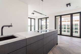 <p>PLAN UW BEZOEK VIA VOLGENDE LINK: https://listed.mijnhuurprofiel.be/whise/7219591<br /><br />Welkom in dit prachtige nieuwbouwappartement op de zevende verdieping van de hedendaagse ontwikkeling “Scheldehof”, gelegen aan de Frans Burenstraat, in het bruisende hart van Nieuw Zuid.</p>
<p>Het appartement bevindt zich in het geliefde Nieuw Zuid, een levendige wijk met een focus op duurzaamheid, architectuur en rust. Op wandelafstand vind je topzaken om iets te gaan eten of drinken, diverse kunstgalerijen, bakkerij, supermarkt en de vernieuwde Scheldekaaien met hun prachtige wandelboulevard aan het water.</p>
<p>Met een bewoonbare oppervlakte van ca. 82 m² biedt dit appartement een ideale combinatie van comfort, ruimte en design. Deze eerste bewoning staat garant voor een modern en energiezuinig wooncomfort, volledig instapklaar afgewerkt met hoogwaardige materialen.</p>
<p>De leefruimte baadt in het licht dankzij de grote ramen en biedt rechtstreeks toegang tot een uitzonderlijk ruim terrasdat perfect werd ingedeeld in een zomer en winterterras ideaal om het hele jaar door van buitenruimte te genieten.</p>
<p>De open keuken is volledig geïnstalleerd en uitgerust met kwalitatieve toestellen en een strak, hedendaags ontwerp. Het appartement beschikt verder over twee volwaardige slaapkamers, een stijlvolle badkamer, apart toilet en voldoende bergruimte.</p>
<p>Huurprijs: 1675,00 EUR<br />Kosten: 130,00 EUR/maand<br />Beschikbaarheid: onmiddelijk <br /><br /><span>Interesse? Contacteer LISTED voor een bezoek: +32 3 283 51 51</span></p>