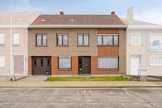 Ruim huis gelegen met maar liefst 215m² bewoonbare oppervlakte op een perceel van 502m² in een rustige straat in Emelgem, nabij het centrum van Izegem. De centrale ligging in de Gravenstraat te Izegem zorgt voor een goede bereikbaarheid naar winkels, horeca, openbaar vervoer en de invalswegen.Daarnaast geniet je in de tuin gans de dag van de zon en een aangenaam uitzicht op groen!Het huis werd opgetrokken in 1966, steeds goed onderhouden en staat klaar voor zijn volgende eigenaar.Indeling van het huis: Gelijkvloers:- inkomhal- lichtrijk leefruimte- keuken- bureauruimte- toilet- inpandige garage met wasplaatsEerste verdieping: - nachthal- 4 ruime slaapkamers- badkamerZolder- geïsoleerd - mogelijkheid tot extra slaapkamerKenmerken van het huis: - Gunstige centrale ligging in Izegem/Emelgem.- Leuke, onderhoudsvriendelijke tuin met aangenaam zonnig terras.- Zeer ruime woning met potentieel!Ben jij opzoek naar je droomwoning in Emelgem, nabij centrum Izegem? Plan dan zeker jouw bezoek in!