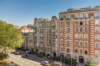 De videotour, het grondplan, het EPC en de asbestinventaris kan u reeds bekijken via de Wellimmo-site (‘documenten’)<br /><br />Lichtrijk penthouse-appartement met 3 slaapkamers en 2 badkamers in een uniek en prima onderhouden appartementsgebouw in art-decostijl, naar een ontwerp van architect Louis Rijmenant uit 1928, op de prestigieuze Jan van Rijswijcklaan te Antwerpen.<br /><br />Gelegen op de vijfde en hoogste verdieping geniet dit appartement van een uitzonderlijke lichtinval, mooie volumes en een aangenaam open gevoel. Dankzij de hoge ligging en de vele raampartijen baadt de leefruimte in natuurlijk daglicht en geniet u van een bijzonder ruimtelijk woongevoel. Het appartement heeft bovendien zeer waardevolle authentieke elementen zoals: visgraatparketvloeren, de magnifieke natuurstenen schouwmantel, ornamenteringen,....... <br />Via de ruime inkomhal (18m²) met gastentoilet bereiken we aan de voorzijde, op volledige gevelbreedte, de lichtrijke leefruimte (45m²) op visgraatparket met erker. Van hieruit hebben we een mooi groen panoramisch zicht over de statige Van Rijswijcklaan en de groene omgeving. De achterliggende keuken geeft toegang tot een rustig en gunstig geörienteerd terras, waar het heerlijk genieten is op zonnige dagen (mmt dichtgemaakt met een raam, maar eenvoudig terug te openen)<br />Aan de rustige achterzijde treffen we 3 ruime slaapkamers en 2 badkamers<br /><br />Een bijzondere troef van dit penthouse is het potentieel van de huidige daksituatie: mits de nodige vergunning (VME en Stedenbouw) zou hier mogelijk een prachtig dakterras kunnen gerealiseerd worden. Om die reden werden in de presentatie eveneens beelden van de bestaande dakstructuur opgenomen. In de fotoreeks vindt u bovendien een 3D-render die een mogelijke inrichting van de leefruimte visualiseert.<br />Een kelderberging van +-6m² is inbegrepen.<br /><br />BIJZONDERHEDEN:<br />• Hoogste verdieping<br />• Uitzonderlijk veel natuurlijke lichtinval<br />• 3 slaapkamers – 2 badkamers<br />• Uniek gebouw met grandeur op toplocatie<br />• Renovatie- en isolatiewerken aan de achtergevel inmiddels voltooid<br />• Het vermelde EPC dateert van vóór deze energetische verbeteringswerken<br />• Op wandelafstand van winkels, horeca, parken en openbaar vervoer<br />• Residentiële ligging<br />• Conforme elektriciteit<br />• De reële maandelijkse lasten bedragen +-380€ incl. verwarming, waterverbruik, onderhoud en werking gebouw, blokpolis - dit is inclusief een bedrag van 205€/maand aan reservefonds.<br /><br />Een bijzonder lichtrijk penthouse met karakter, ruimte en potentieel qua buitenruimte op een topligging in een uiterst verzorgd gebouw.<br /><br />Voor meer info: 03/225.00.68 of surf naar www.wellimmo.net<br /><br /><br />