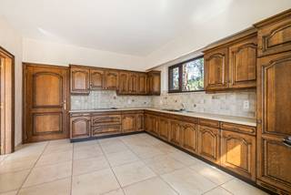 Deze unieke villa is gelegen op een ruime perceel van maar liefst 4.435 m² in het rustige Dessel en biedt de perfecte balans tussen ruimte en rustige omgeving. Met zijn doordachte indeling is deze woning ideaal voor gezinnen die op zoek zijn naar veel ruimte, zowel binnen als buiten.<br /><br />Deze woning combineert ruimte, stijl en privacy!<br /><br />Gelijkvloers: <br />Bij binnenkomst in de woning komt u direct in de inkomhal met een gastentoilet. De inkomhal geeft toegang tot een bureau/kantoorruimte, perfect voor thuiswerken of als ontspanningsruimte. De open leefruimte is een waar middelpunt van de woning, met een gezellige zithoek en een ruime eethoek. Dankzij de grote ramen geniet u hier van veel natuurlijk licht, wat een aangename, luchtige sfeer creëert. De open keuken is volledig uitgerust en biedt alles wat u nodig heeft om heerlijke maaltijden te bereiden. Aangrenzend vindt u een praktische koele berging en een tuinkamer die uitkijkt op de grote tuin.<br /><br />Verder op het gelijkvloers bevindt zich een comfortabele slaapkamer, ideaal voor wie gelijkvloers wil slapen, en een ingerichte badkamer. Een aparte wasplaats biedt extra functionaliteit, en de dubbele inpandige garage biedt plaats aan twee voertuigen en biedt extra bergruimte.<br /><br />Verdieping: <br />Op de bovenverdieping vindt u een grote polyvalente ruimte die kan dienen als speelkamer, hobbyruimte of zelfs een tweede woonkamer. De verdieping biedt verder drie ruime slaapkamers, elk met voldoende ruimte en daglicht. Deze kamers kunnen naar wens ingericht worden, van kinderkamers tot logeerkamers of een aparte dressing.<br /><br />Kelder: <br />De woning is volledig onderkelderd, wat een enorme meerwaarde biedt in termen van opslag en ruimte. Of u nu een wijnkelder, een hobbyruimte of extra bergruimte wenst, de kelder biedt talloze mogelijkheden. Hier is tevens een extra garage voorzien.<br /><br />Tuin en omgeving: <br />De villa is omgeven door een ruime tuin met volop mogelijkheden voor buitenactiviteiten, ontspanning of zelfs het aanleggen van een moestuin. De rustige ligging in Dessel biedt veel privacy, maar toch bent u op korte afstand van alle nodige voorzieningen en belangrijke verbindingswegen.<br /><br />Bijzonderheden<br />-Gunstig EPC<br />-Mooie en rustige omgeving<br />- Op de verdieping zijn er in één van de kamers voorzieningen getroffen voor het inrichten van een 2de badkamer<br />- Zeer gunstige EPC score (B-klasse)