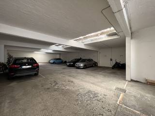 Autostaanplaats te huur in overdekte gemeenschappelijke ruimte. Afgesloten met automatische poort. 1 maand waarborgVoor meer informatie aarzel dan...