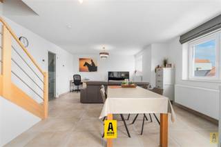 Ontdek dit ruime en lichtrijke duplexappartement op een toplocatie in Bredene, gelegen in de Gentstraat 48.<br />Een ideale woonst voor wie comfort en ligging belangrijk vindt — winkels, strand en kusttram bevinden zich allemaal op wandelafstand!<br />✨ Troeven:<br />🏠 Instapklaar duplexappartement met 2 slaapkamers<br />💡 Lichtrijk en energiezuinig – EPC-label A<br />⚡ Elektriciteit conform<br />🚗 Mogelijkheid tot aankoop ondergrondse staanplaats met ruime, aangrenzende berging met elektriciteit<br />📍 Topligging nabij strand, winkels en openbaar vervoer<br />🪟 Ruime leefruimte met veel natuurlijk licht<br />Dit appartement combineert moderne woonkwaliteit met een uitstekende ligging aan de kust. Perfect als vaste woonst, tweede verblijf of investeringspand.