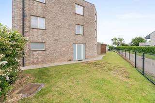 <p><strong>Ruime halfopen bebouwing in Nossegem, nabij het station en alle dagelijkse voorzieningen.</strong><br /><br />Deze woning uit 1994 combineert een praktische indeling met een gunstige ligging in een residentiële woonomgeving nabij scholen, openbaar vervoer en het station van Nossegem. Dankzij het EPC-label B geniet u van een energiezuinige woning met interessante toekomstperspectieven. Met vijf slaapkamers, drie badkamers en meerdere leefruimtes biedt deze woning heel wat mogelijkheden voor grote gezinnen of wie op zoek is naar een ideale investering. De tuin van 160 m² zorgt voor extra buitenruimte om in alle rust te genieten. Bovendien beschikt de woning over garages en parkeerplaatsen, wat extra comfort biedt.<br /><br /><u><strong>Belangrijkste ruimtes:</strong></u><br />• Ruime woonkamer (35 m²) met veel lichtinval<br />• Extra woonkamers van 24 m² en 26 m²<br />• Keuken (8 m²) met praktische indeling<br />• 5 slaapkamers van 10 m², 12 m², 12 m² en 13 m²<br />• 3 badkamers van 4 m², 4 m² en 5 m²<br />• Inkomhal en verschillende hallen met vlotte circulatie<br />• Berging (6 m²)<br />• Tuin van 160 m²<br />• 2 garages van telkens 18 m²<br />• Parkeerplaats aanwezig<br /><br /><u><strong>Troeven:</strong></u><br />• EPC-label B: energiezuinig wonen<br />• Ideale investering dankzij de ruime indeling en mogelijkheden<br />• Nabij station Nossegem, scholen en openbaar vervoer<br /><br />Meer informatie of een bezoek met Nicolas Geeraerts? Contacteer ons via +3223351115<br />JOUW DROOMHUIS. ZO GEVONDEN!</p>