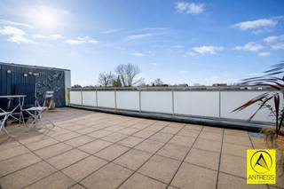 <p><span>Volledig instapklaar duplex 2-3 slaapkamer appartement van Ca. 130m² met terras van Ca. 30m² en garagebox (opleg 25.000€) op de grens Lint - Kontich Kazerne!</span></p><p><span>Energiezuinig, asbestveilig, elektrische installatie conform AREI, lage maandelijkse kosten en zeer laag kadastraal inkomen (745€)!</span></p><p><span>Na het opstellen van het EPC (2023) werden nog nieuwe ramen (dubbele beglazing aluminium omkadering - 2024) geplaatst en werd het dak nog extra geïsoleerd, wat voor een nog betere EPC score zal zorgen.</span></p><p><span> </span></p><p><span>Omschrijving:</span></p><p><span>De inkomhal is voorzien van een gepantserde veiligheidsdeur, een gastentoilet met handenwasser en de trap naar de duplex verdieping.<br />De leefkamer kan makkelijk worden ingericht met eetplaats en salon en geniet via de talrijke ramen van aangename lichtinval.<br />Via het schuifraam in de leefkamer bereiken we het zeer ruim terras van Ca. 30m² met handige berging.</span></p><p><span>De keuken is voorzien van vaatwasser, koelkast, diepvriezer, inductie kookplaat, dampkap, combi oven/ microgolf en spoelbak.</span></p><p><span>Naast de keuken treffen we een ruime en handige berging met de installatie van de centrale verwarming, spoelbak en aansluiting wasmachine/ droogkast.</span></p><p><span>Via de trap bereiken we het duplex verdiep met 2 volwaardige slaapkamers, een derde kleine slaapkamer/ dressing, een handige zolderkamer en de badkamer.<br />De badkamer is voorzien van een tweede WC, lavabo en instapdouche.</span></p><p><span>Verder beschikt het appartement over een recent vernieuwde garagebox.</span></p><p><span> </span></p><p><span>Gratis waardebepaling met advies op maat? Contacteer ons via www.antress.be</span></p><p><span> </span></p>