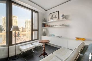 <strong>Lichtrijk BEN-appartement met open waterzicht in London Residence</strong><br /><br />Gelegen op de 2de verdieping van het recente en architecturaal verfijnde bouwproject “London Residence” bevindt zich dit stijlvol afgewerkte appartement met frontaal waterzicht en een aangename zuid-west oriëntatie.<br /><br />De leefruimte wordt gekenmerkt door haar rustige, tijdloze uitstraling, grote raampartijen voorzien van zonwerende screens en een mooie verbinding met de loggia. Het zicht op het water en de omliggende hedendaagse architectuur zorgt voor een open en ontspannen woongevoel, terwijl de zuid-west oriëntatie garant staat voor optimale lichtinval tot in de avond. Het appartement maakt deel uit van een kwalitatief woonproject met een verzorgde binnentuin, wat rust en privacy combineert met het bruisende karakter van het Eilandje.<br /><br /><strong>Indeling:</strong><br />- Inkomhal<br />- Apart gastentoilet met handenwasser<br />- Leefruimte en toegang tot de loggia van ca. 5,5 m² (zuid-west)<br />- Open keuken, afgewerkt met composiet werkblad en maatwerk, voorzien van kwalitatieve toestellen van Miele en Novy<br />- Praktische technische berging met ventilatiesysteem en aansluiting wasmachine en droogkast<br />- Verzorgde badkamer met ruime inloopdouche, dubbele lavabo met meubel<br />- Hoofdslaapkamer met ingebouwde kastenwand<br />- Tweede slaapkamer eveneens voorzien van ingebouwde kasten<br /><br /><strong>Bijzonderheden:</strong><br />- BEN-appartement met EPC-score E19 (28 kWh/m²/jaar)<br />- Vloerverwarming via gemeenschappelijke warmtepomp<br />- Gemeenschappelijke fietsenberging<br />- Mogelijkheid tot aankoop van staanplaats(en) onder het gebouw aan €35.000
