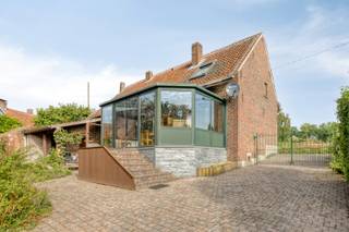 In het landelijke Kester (Pajottegem) bevindt zich deze charmante en instapklare open bebouwing in fermette-stijl, gelegen op een mooi perceel van maar liefst 934 m². Hier geniet u van rust, ruimte en een aangename woonomgeving. De woning is reeds voorzien van 34m² zonnepanelen.<br /><br />De woning is goed onderhouden en beschikt over een conforme elektrische installatie, zodat u zonder zorgen kan wonen. De gezellige aangebouwde veranda biedt een prachtig zicht op de tuin en vormt een aangename extra leefruimte gedurende het hele jaar.<br /><br />Indeling:<br />Op het gelijkvloers bevindt zich een inkomhal met gastentoilet, een gezellige woonkamer, een bureau, een ingerichte keuken, een ruime berging, een veranda en een slaapkamer.<br /><br />De eerste verdieping omvat een polyvalente hobbyruimte, twee slaapkamers en een badkamer met toilet.<br /><br />Buiten geniet u van een ruime tuin met tal van mogelijkheden zoals het stallen van een mobilhome, caravan of meerdere voertuigen.<br /><br />EPC label F: renovatieplicht van toepassing. <br /><br />Voor meer info of een bezoek: <br />Antony@woonkantoor.be<br />0473/63.93.69