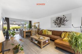 Graag stellen wij u dit uitzonderlijk duplex- appartement met 2 slaapkamers voor in hartje Bierbeek. De woonst geniet een uiterst gunstige locatie, op wandelafstand van het dorpscentrum met talrijke voorzieningen zoals restaurant In De Molen, Louis Delhaize, een bakker en een frituur… Het appartement maakt deel uit van een kleinschalige, recente (2017) en welonderhouden residentie en kenmerkt zich door haar tijdloze en stijlvolle afwerking. Bovendien beschikt het appartement over maar liefst 2 ruime terrassen van 26m2 en 11m2.  De woonkamer is bijzonder lichtrijk dankzij de grote raampartijen, waardoor er volop natuurlijk daglicht binnenvalt. De semi-open keuken is volledig uitgerust. Daarnaast is er een praktische berging (met aansluiting wasmachine) voor extra opbergruimte. Verder beschikt het appartement over een apart toilet, 2 ruime slaapkamers en een moderne badkamer. Bijkomende pluspunten zijn de ondergrondse autostaanplaats, kelderberging, aanwezige fietsenstalling en lift, lage maandelijkse lasten en het gunstige EPC (label A).  Alle nutsvoorzieningen met aparte tellers. Mogelijkheid tot aankoop van een tweede, bijkomende autostaanplaats en/of berging. Heeft u vragen of wenst u graag een bezoek? Aarzel niet ons te contacteren via info@homies.be of via 016 22 82 22.