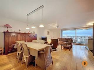 Modern wonen op een boogscheut van de Grote Markt.Luxueus zeer ruim appartement gelegen op de 5de verdieping met ruime lift  combineert stijl,...