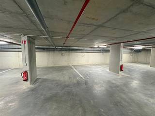 <p>Ondergrondse autostaanplaats nummer 11, te huur aan de Borsbeeksesteenweg 41 in Deurne.</p><p>De parkeerplaats is vlot bereikbaar via een autolift, die bediend wordt met een afstandsbediening. Bovendien is er de mogelijkheid om elektrisch te laden.</p><p>Huurprijs: €95 per maand, inclusief btw</p><p>Er is ook de mogelijkheid om meerdere parkeerplaatsen te huren, uiteraard aan een meerprijs. Indien u meerdere plaatsen wenst, mag u dit gerust laten weten.</p><p>Interesse of graag meer informatie? Neem gerust contact op.</p>