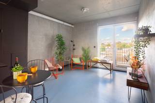 Ideaal gesitueerd tussen Brederode, Markgrave en de Harmoniewijk, bevindt dit 1-slaapkamerappartement zich in een rustige en residentiële omgeving. Het groene Hof Van Leysen ligt op wandelafstand en biedt een aangename plek voor ontspanning. Tegelijk geniet u van een vlotte verbinding met belangrijke invalswegen, openbaar vervoer en het stadscentrum. Een praktische én gegeerde ligging die rustig wonen moeiteloos combineert met de nabijheid van de stad.<br /><br />Dit recente en energiezuinige appartement (bouwjaar 2022), gelegen op de derde verdieping, onderscheidt zich door zijn hedendaagse, industriële uitstraling. De lichtrijke leefruimte vormt één mooi geheel met de moderne open keuken en biedt een aangename setting om te wonen en te ontspannen. Vanuit de leefruimte heeft u rechtstreeks toegang tot het terras aan de rustige achterzijde van het gebouw.<br /><br />Verder beschikt het appartement over één volwaardige slaapkamer en een stijlvolle badkamer met lavabo, toilet en betegelde inloopdouche. De combinatie van de industriële architectuur, het recente bouwjaar en het hedendaagse wooncomfort maakt dit appartement tot een bijzonder aantrekkelijke woonplek.<br /><br />Belangrijkste kenmerken:<br />- Instapklaar en energiezuinig<br />- Elektriciteit volledig conform<br />- Bouwjaar 2022 (verkoop onder registratierechten)<br />- Lage algemene kosten (aparte meters)<br />- Gemeenschappelijke fietsenberging<br />- Privatieve kelderberging<br /><br />Verplichte vermeldingen<br />EPC: 38 kWh/m²<br />P-score: D & G-score: D<br />Stedenbouw: Wg-Vg-Gvkr-Gvv-Gmo