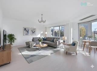 bruxelles.ouest@weinvest.be | 02 315 77 22 | We Invest offers you this exclusive, bright 112 m² apartment on the 2ᵉ floor of Avenue Charles Quint 276 in Ganshoren. It comprises an entrance hall, a vast living room of almost 43 m², a kitchen with access to the balcony, two bedrooms of 17 m² and 15 m², a bathroom and a separate toilet. The apartment is spacious and functional, with PVC windows and double glazing, collective gas central heating with calorimeters, elevator and entry phone. A compulsory private garage completes the property for an additional €30,000. The property is rated PEB E - 253 kWh/(m².an) - CO₂ : 50 kg/(m².an). The electrical installation is not compliant. Ideally located, this property benefits from quick access to public transport (Basilix bus stop and Berchem train station just minutes away), schools and shops (Basilix Shopping Center, MediaMarkt). Major roads and the freeway are also nearby, ensuring excellent mobility. Don't hesitate to come and visit! To find out more, visit www.weinvest.be.