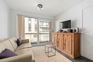 <p>Instapklaar appartement in Koksijde, vlak bij de zeedijk en het centrum.</p>
<p> </p>
<p>Dit verzorgd appartement combineert een uitstekende ligging met een praktische indeling en een aangename woonomgeving. Gelegen nabij de zeedijk, openbaar vervoer en verschillende handelszaken geniet u hier van het beste van Koksijde binnen handbereik. Het appartement bevindt zich in een goed onderhouden gebouw en is ideaal als vaste woonst, tweede verblijf of investering aan zee. Dankzij de instapklare afwerking kunt u meteen genieten van comfortabel wonen aan de kust. De vrije zichten en centrale ligging zorgen voor extra wooncomfort.</p>
<p> </p>
<p>Belangrijkste ruimtes:<br />• Inkomhal met vlotte toegang tot de verschillende ruimtes<br />• Lichtrijke living met aangename leefruimte<br />• Keuken met praktische indeling<br />• Slaapkamer geschikt voor dubbel bed en kastruimte<br />• Badkamer met basiscomfort<br />• Terras om buiten te genieten</p>
<p> </p>
<p>Troeven:<br />• Nabij de zeedijk en het strand<br />• Gelegen in een goed onderhouden gebouw<br />• Instapklaar appartement met praktische indeling</p>
<p> </p>
<p>Neem vandaag nog contact op met je ERA-makelaar voor een bezoek.</p>
<p> </p>
<p>JOUW DROOMAPPARTEMENT. ZO GEVONDEN!</p>