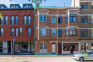 <p><span>Een investering met meerwaarde op een toplocatie! In het hart van Vilvoorde, op wandelafstand van het centrum en vlak bij het station, vindt u dit ruime, op te frissen of te renoveren gebouw. Dankzij de vlotte verbinding richting Brussel is het een garantie voor sterke huurvraag en tevreden bewoners.</span></p><p><span>Het pand is momenteel onderverdeeld als twee duplex appartementen, maar biedt ruimte voor meer. Voorheen waren er drie appartementen, dus ook die optie kan bekeken worden. Een mooie kans om uw rendement te verhogen, of om zelf te wonen en te verhuren.</span></p><p><span>Het gelijkvloers telt circa 80 m² en beschikt over een eigen tuin. De eerste verdieping biedt eveneens circa 80 m². Helemaal bovenaan vindt u een ruime duplex van circa 120 m². De eerste en tweede verdieping hebben elk een terras. Als kers op de taart is er een grote kelder van 96 m², goed voor bergruimte in overvloed of misschien zelfs voor extra mogelijkheden.</span></p><p><span>Winkels, horeca, openbaar vervoer en de invalswegen naar Brussel liggen binnen handbereik. Zulke kansen zijn schaars!</span></p><p><span>Interesse? Contacteer ons nu en plan uw bezoek</span></p><p><span> </span></p>