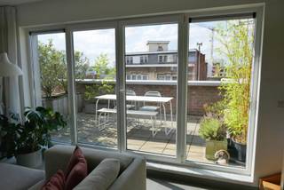 Zonnige duplex met 2 terrassen<br /><br />Moderne en lichte penthouse (ca. 94 m²) met 2 slaapkamers en 2 terrassen in de Dam-wijk.<br /><br />Gelegen op de bovenste verdieping (bereikbaar via lift).<br /><br />Indeling: Inkomhal, vestiaire en gastentoilet. Grote leefruimte met veel lichtinval, volledig geïnstalleerde open keuken. De twee ruime terrassen zijn west en oost georiënteerd (ontbijten in de ochtendzon en dineren bij zonsondergang).<br />Via een trap kom je terecht op 2e verdieping met twee slaapkamers, badkamer en berging.<br />Grote gemeenschappelijke tuin met petanqueveld.<br /><br />Gunstige EPC-waarde (109kWh/m².jaar) met slimme thermostaat.<br /><br />Op het einde van de straat ligt het mooie Park Spoor Noord voor horeca, sport en ontspanning. Vlakbij invalswegen en openbaar vervoer, met uitstekende verbinding naar het Eilandje, de kaaien en de binnenstad.<br /><br />Bezichtigingen op afspraak. Contact via bredastraat54@gmail.com.