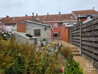 Centraal gelegen te renoveren woning met uitweg achteraan via grote garage/atelier te Kuurne!<br /><br />Deze te renoveren woning heeft een aangename en lichtrijke leefruimte, die aansluit op de praktische keuken met toegang tot het terras. Op het gelijkvloers bevinden zich ook nog de badkamer en een extra berging, die perfect kan omgevormd worden tot wasplaats.<br /><br />Op het eerste verdiep zijn er 3 slaapkamers. De zolder is op vandaag te betreden via een luik. Gezien de grootte en hoogte van de zolder bestaat de mogelijkheid om mits de nodige aanpassingswerken hier bijkomende slaapkamer(s)/hobbykamer te maken. <br /><br />Verder beschikt de woning over een zuid-gericht tuintje met terras. Aan de achterkant van de tuin is er toegang tot een grote garage/atelier van zo'n 50m², waarvan de inrijpoort (290b x 250h) uitgeeft op de Verbindingsweg. <br /><br />De woning wordt verwarmd op gaskachels.<br /><br />PLUSPUNTEN:<br />+ centrale ligging<br />+ grote garage/atelier met inrijpoort via achterliggende straat<br />+ dakisolatie 18 cm <br />+ zuidgerichte tuin