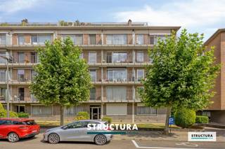 Laissez-vous surprendre par ce magnifique appartement rénové, situé au calme à proximité du centre de Zellik. Une combinaison idéale de confort, de style et d’accessibilité ! L’appartement dispose d’un spacieux et lumineux séjour avec accès à la terrasse. Dans le prolongement se trouve la cuisine moderne, aménagée avec goût et équipée d’appareils de qualité, ainsi qu’un débarras pratique. Le hall d’entrée central, doté d’armoires encastrées, sépare les espaces de vie et de nuit. L’appartement comprend également deux chambres avec des fenêtres orientées au nord, une belle salle de bains rénovée avec double lavabo et élégante douche à l’italienne, ainsi qu’un WC séparé. Sur le plan technique également, l’appartement a fait l’objet d’importantes améliorations : * Chaudière à condensation (2022). * Installation électrique conforme. * PEB B (144 kWh/m² par an). * Roofing renouvelé (2024). * Ascenseur renouvelé (2024). Un garage doit obligatoirement être acheté au prix de 25.000 € – une véritable plus-value à Zellik ! La provision mensuelle s’élève à environ 300 € et comprend la consommation privative de chauffage, d’eau chaude et d’eau froide, ainsi que les charges communes (ascenseur, syndic, entretien de l’immeuble, …). Un appartement prêt à emménager, bénéficiant d’un excellent emplacement, à proximité immédiate des commerces, des transports en commun et des autres commodités. Mesures administratives inscrites au Registre des mesures : non. Vous souhaitez davantage d’informations ou organiser une visite sur place ? Contactez STRUCTURA au 02 460 80 46 ou via info@structura.be.