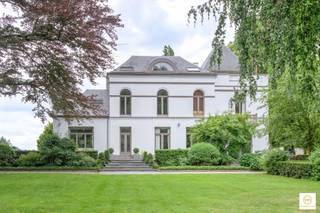 <p><span>Ooit gedroomd om in een kasteel te wonen? Op een steenworp van de dorpskern van de gemeente Reet en slechts enkele minuten verwijderd van de oprit E19 Rumst of Kontich vinden we " het Klein Kasteeltje" in een prachtige parkomgeving. Dit uitzonderlijke eigendom werd volledig in 2005 met zorg vernieuwd met gebruik van stijlvolle materialen. Het glvl omvat een uitnodigende inkomhal met vestiaire, gastentoilet en mooie bureelruimte aan de tuinkant. De prachtige & sfeervolle woonruimte bevat een OH en een tv ruimte met doorgang naar een leef-en eetkeuken met aansluitende eetruimte met bijkeuken. Van hieruit hebben we dan ook zicht en doorgang naar de terrassen rondom en de feeërieke parktuin met verschillende bergingen achteraan. Verd1 omvat een schitterende masterbedroom met aansluitende dressing en luxueuze badkamer, drie extra kamers op planché en een 2de badkamer met teak afgewerkt. Verd2 is mooi afgewerkt met een open ruimte en twee mooie kamers + een extra badkamer. Ingerichte kelders met sauna, wasplaats en bergkelders. Staanplaatsen rondom. Kortom een echte aanrader voor wie ooit gedroomd heeft om kasteelheer te worden en dit op een prima te bereiken ligging. Instapklare toestand!</span></p><p><span> </span></p><p><span>Bijzonderheden:</span></p><p><span>* cv op gas (Wolf)</span></p><p><span>* conforme elektriciteitskeuring</span></p><p><span>* waterverzachter</span></p><p><span>* lage kadastraal inkomen> 991€</span></p><p><span>* slechts 330€ maandelijkse verbruikkosten (gas & elektriciteit.</span></p><p><span>* prima woonconfort</span></p><p><span>* alle faciliteiten in de rechtstreekse omgeving.</span></p><p><span> </span></p>