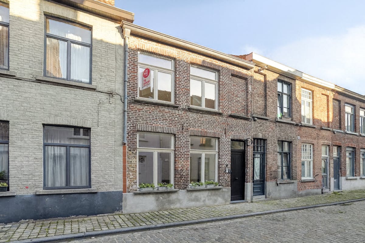 Gerenoveerde woning met drie slaapkamers te koop in Brugge - foto 1