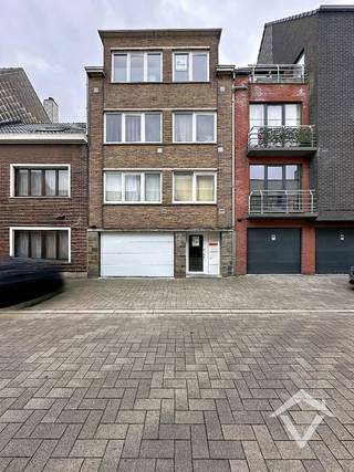Dit appartement is gelegen op het 3de verdiep van een kleine residentie en bestaat uit: inkomhal - living - keuken - terras - berging - toilet - badkamer - 3 slaapkamers - fietsenberging.<br />Het EPC label dient nog aangepast te worden.<br /><br />Onmiddellijk beschikbaar. <br />Huurprijs 795 €/mnd ( exclusief 45 €/mnd syndickosten).