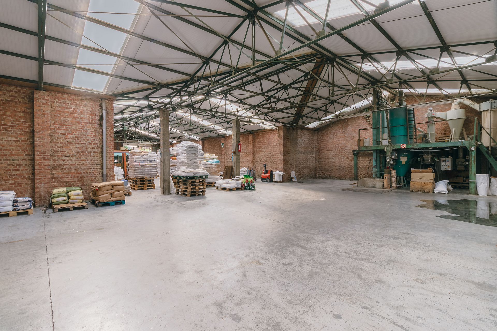 Magazijn met achterliggende grond nabij het dorpscentrum - foto 2