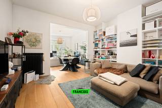 Dit stijlvol gerenoveerde appartement (2009) met een bewoonbare oppervlakte van 101 m² (EPC) bevindt zich op de eerste verdieping van een kleinschalige residentie met slechts vier entiteiten. Gelegen in het centrum van Koekelberg, op wandelafstand van het Elisabethpark, geniet u hier van een uitstekende ligging met alle voorzieningen zoals invalswegen klein ring, openbaar vervoer, scholen, basiliek en andere recreatieve mogelijkheden binnen handbereik.<br /><br />Het appartement verwelkomt u in een ruime en lichtrijke leefruimte met balkon(2m²) waar comfort en gezelligheid centraal staan. Aansluitend vindt u een open, volledig uitgeruste keuken die naadloos aansluit bij de leefruimte. De volwaardige slaapkamer beschikt over een ensuite badkamer, voorzien van twee lavabo’s en een moderne inloopdouche. Verder is er nog een praktische berging met aansluiting voor een wasmachine. Een kelder en een zolderuimte vervolledigt het appartement.<br /><br />Divers; dubbele/driedubbele beglazing in pvc raamprofiel, geen syndicus, verwarming op aardgas (recente nieuwe boiler (viessman)) sinds 5 jaar, parket en-mozaïekvloeren, elektriciteit conform en EPC D.<br /><br />Een ideale opportuniteit voor wie op zoek is naar een instapklaar appartement met karakter op een centrale locatie te Brussel.<br /><br />