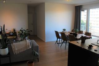 Dit instapklare totaal gerenoveerde appartement met zeer gunstig EPC attest bevindt zich op de 5de verdieping, Fruithoflaan 114 2600 Berchem. Door de grote ramen heeft men veel lichtinval en een prachtig zicht op het aangelegde park. Het betreft een topligging in de nabijheid van verbindingswegen, openbaar vervoer (o.a. treinstation Berchem op 1 km), winkels, banken, supermarkten, scholen, velo station, fiets-o-strade, sportclubs. De ruime living met zit- en eethoek sluit aan op de moderne keuken, voorzien van kwaliteitsvolle toestellen. Via de nachthal bereikt men het aparte toilet, badkamer met inloopdouche en masterbedroom. Naast de ruime slaapkamer (15m²) bevindt zich nog een 2de kamer (7m²), in te richten als bureau of kinderkamer. In de nachthal bevinden zich ook de ingemaakte kasten waarvan één voorzien is voor aansluiting van wasmachine en droogkast. Het terras van 15m² over gans de lengte van het appartement met zicht op het park is Z-W georiënteerd en heeft elektrisch bediende zonneluifels. Er bevinden zich gratis parkeerplaatsen aan het gebouw. De ondergrondse parkeergarage kan optioneel aangekocht worden aan 24.500,00 euro. In de kelder vindt je verder nog de privatieve berging (inbegrepen) en ook de gemeenschappelijke fietsberging.<br />Maandelijkse kosten 236,00 euro (naast de standaard gemeenschappelijke kosten zijn verwarming en verbruik warm/koud water hier ook inbegrepen).<br />Virtuele tour kan apart doorgestuurd worden via wetransfer indien gewenst.<br />